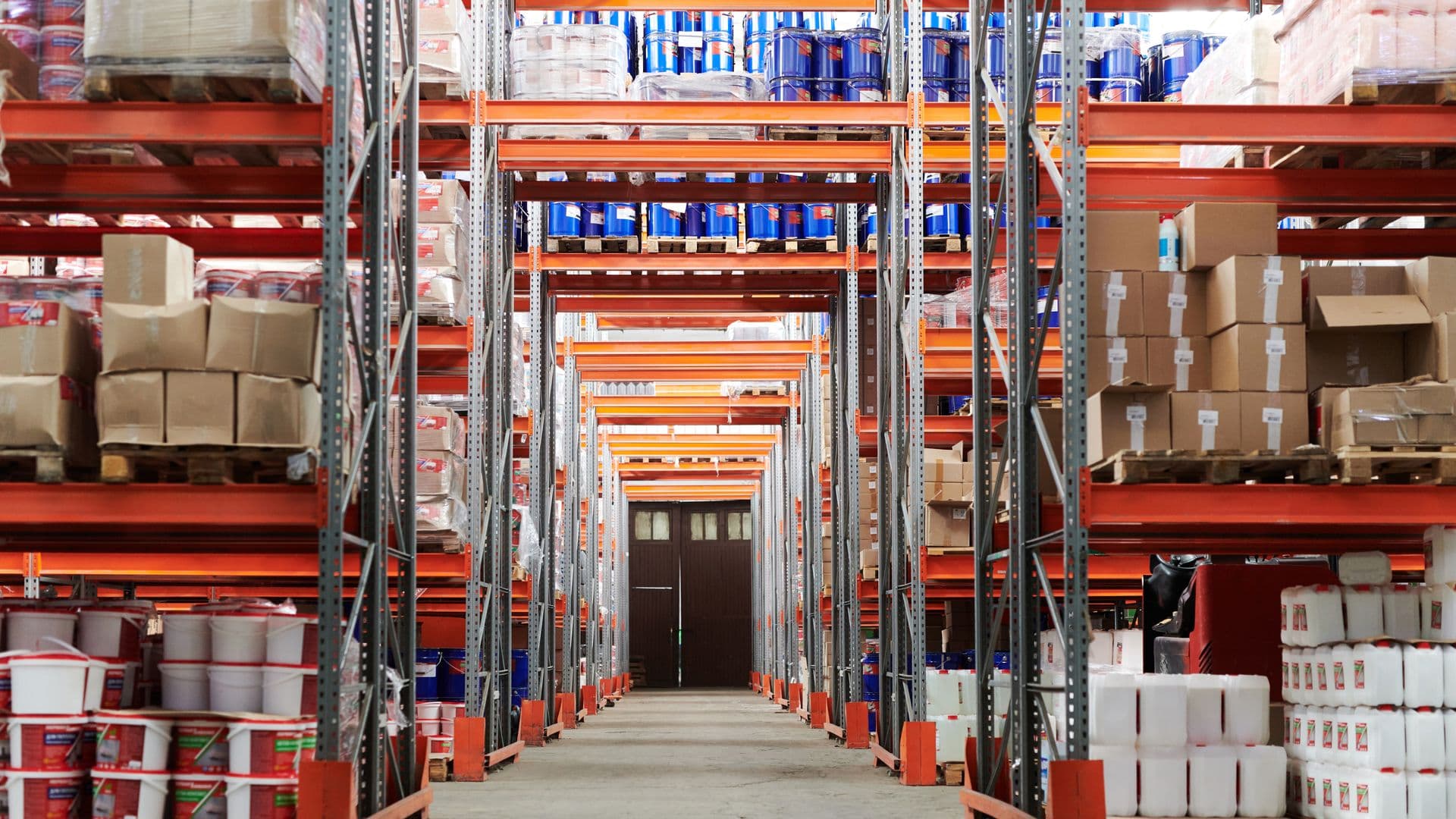 Nave industrial con almacenamiento en racks